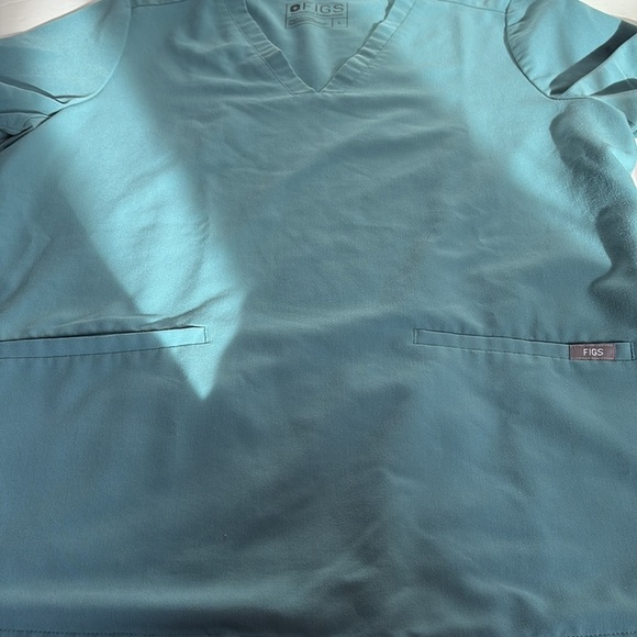 FIGS v-neck short sleeve two front pocket scrub shirt in a blue green color - Picture 16 of 16